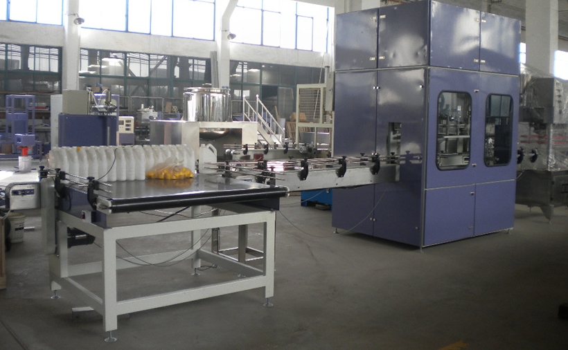 潤(rùn)滑油行業(yè)--潤(rùn)滑油全自動(dòng)灌裝機(jī)